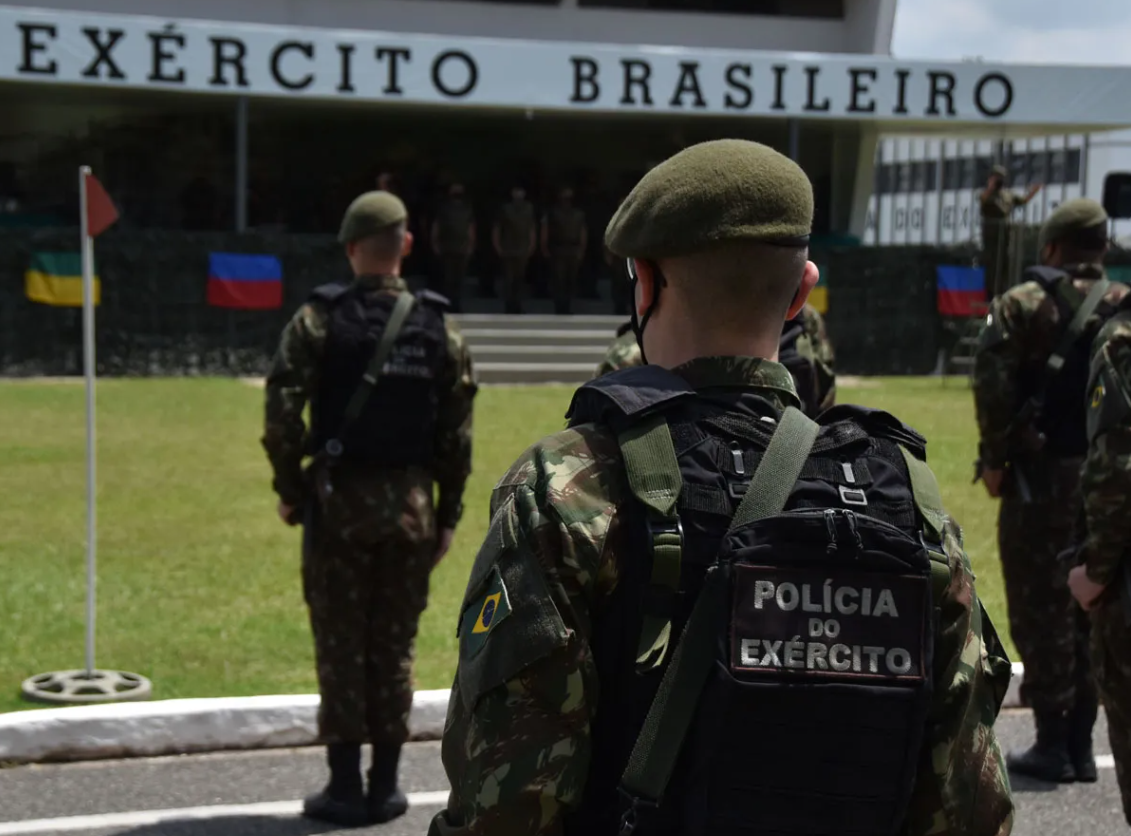 Família e advogados visitam militares presos sob acusação de golpe