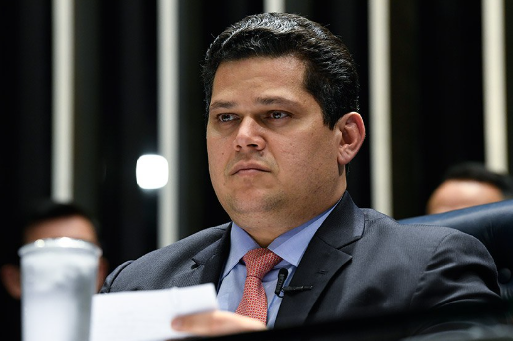 Senador Alcolumbre sob suspeita de usar jatinho de empresa beneficiada por emendas