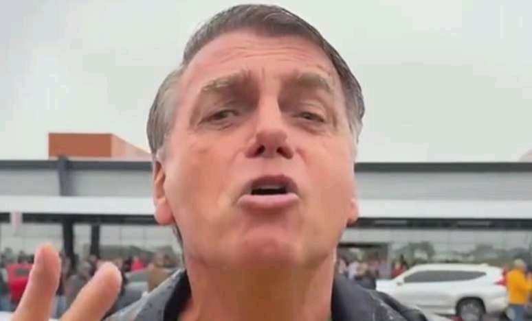 Bolsonaro desafia jornalistas da Globo e pede entrevista ao vivo no canal