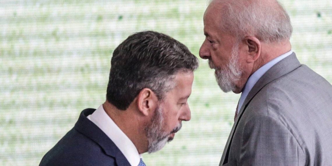 Lira peita Lula, faz aceno a Bolsonaro, diz que anistia não é tema enterrado e será encarado pelo Congresso