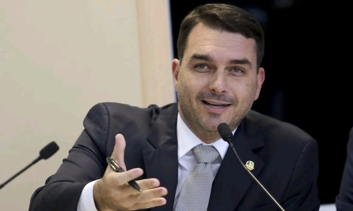 Flávio Bolsonaro detona saúde do governo Lula