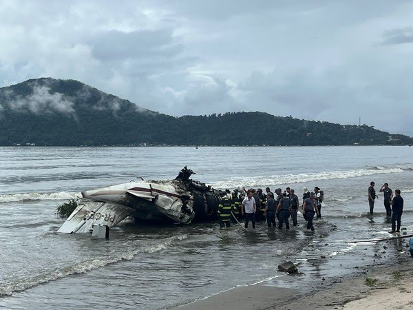 URGENTE: Avião cai e explode em São Paulo (veja o vídeo)