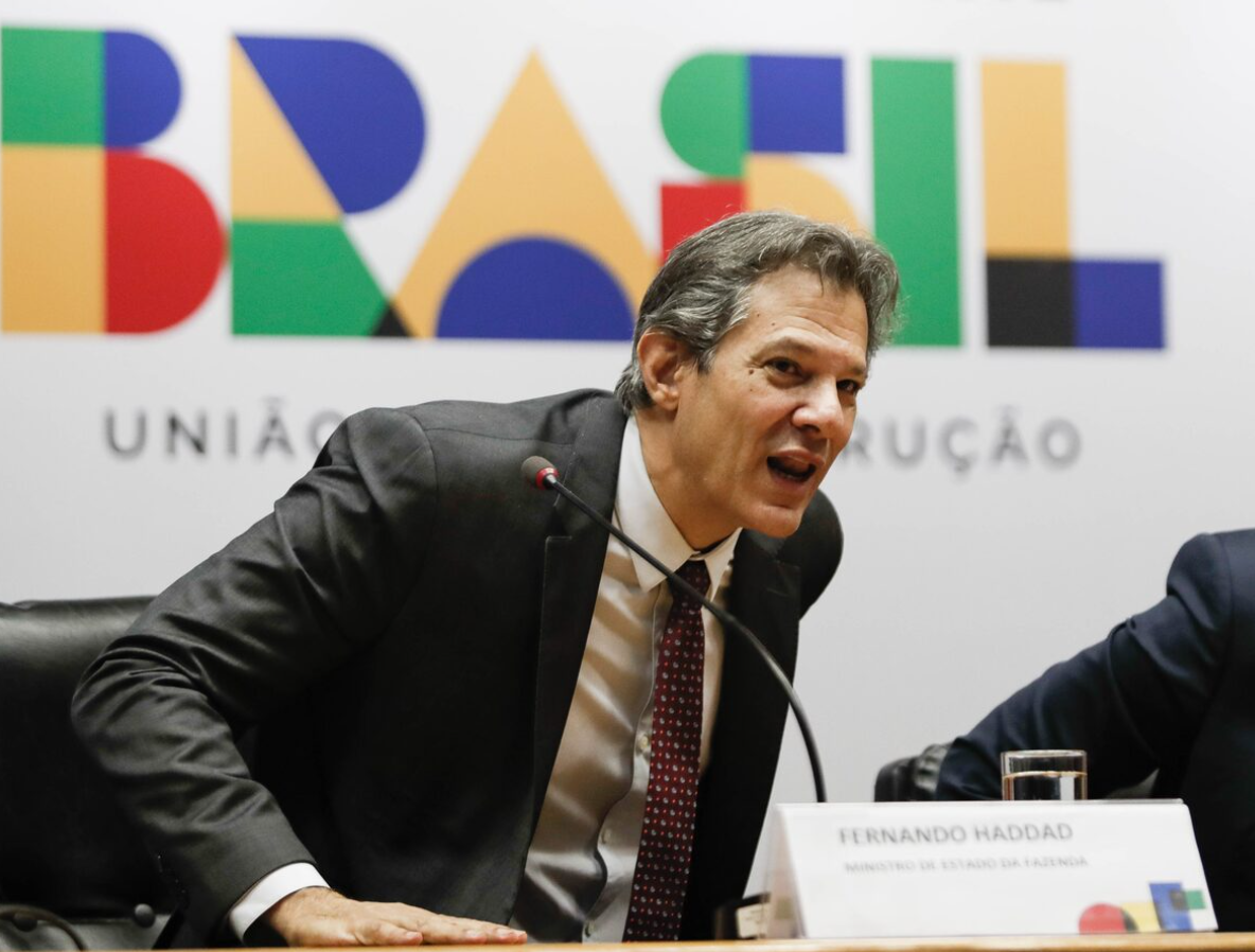 Sob pressão do mercado, Lula Cancela férias de Haddad